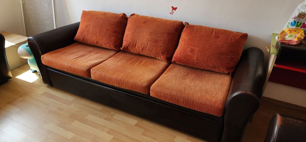 Холов диван в комплект с фотьойли и табуретки