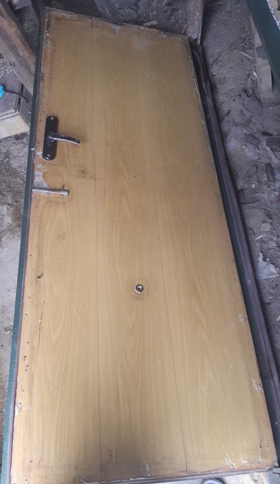 Продаётся металлическая дверь