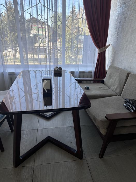 Стол со стульями и диван