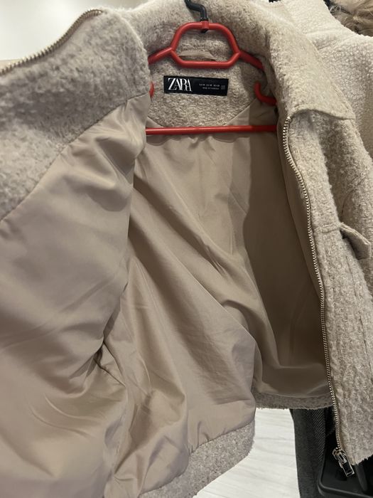 Палтенце Зара с дълбоки и функционални джобове