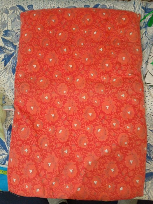 Красный небольшой матрас