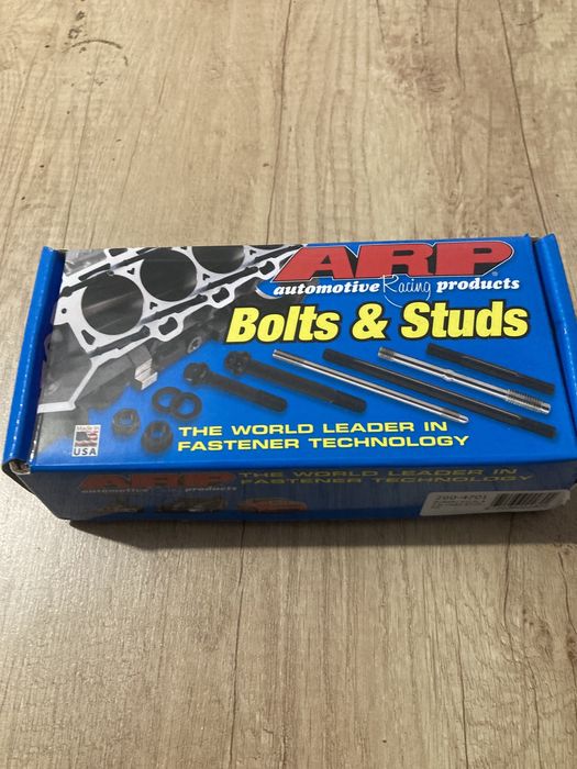 ARP усилени шпилки за глави Subaru EJ20 и EJ25 turbo двигатели