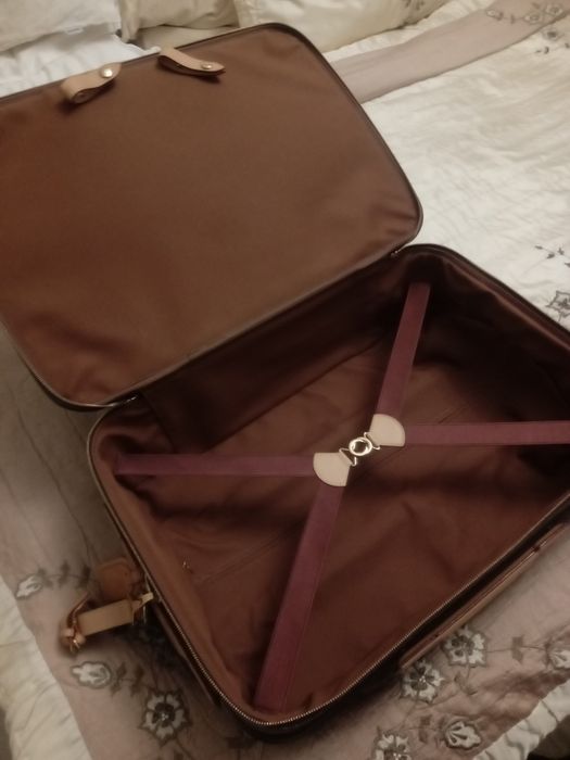 Чемодан Loyis Vuitton.