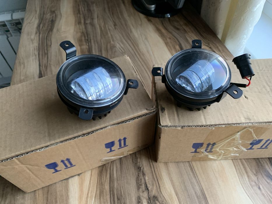 Продам противотуманки универсальные 2шт