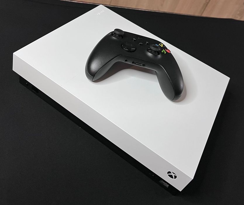 Xbox One X varianta albă