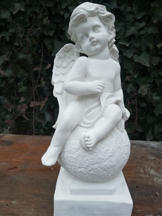 Îngerași decorativi din ciment alb cu praf de marmura 43 cm