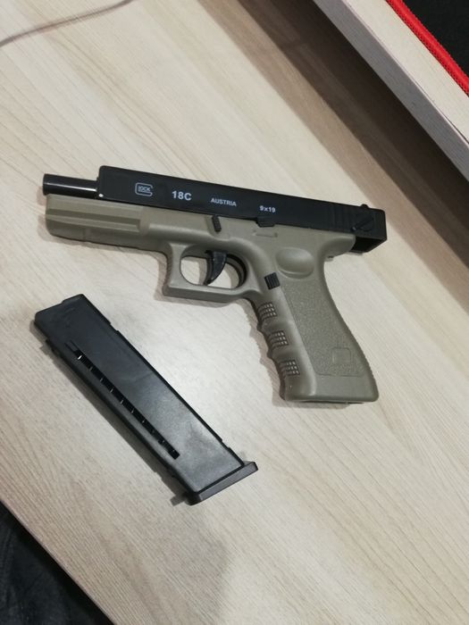 Продам игрушечный пистолет "Glock"