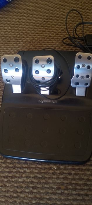 Vând volan gaming Logitech G29