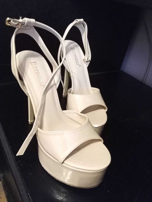 Елегантни дамски обувки