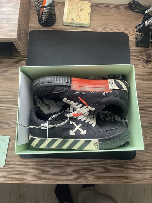 Off-whiet черни кецове