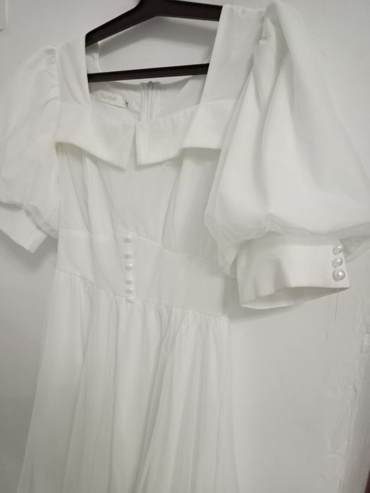 Белое женское платье