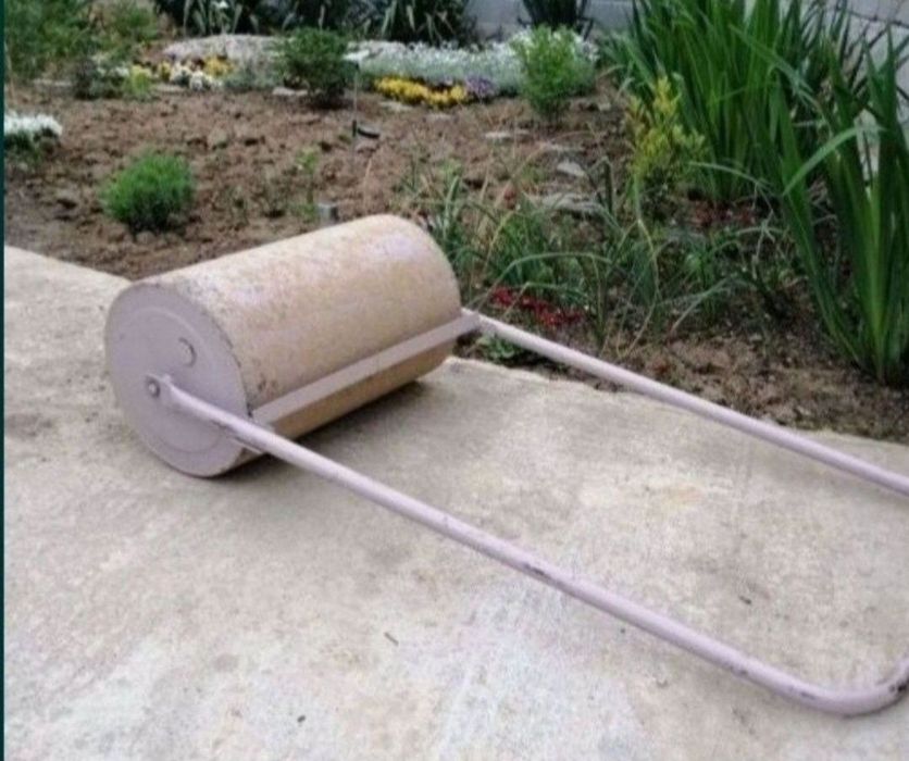 Aparat de însămânțat gazon și tăvălug pentru nivelat