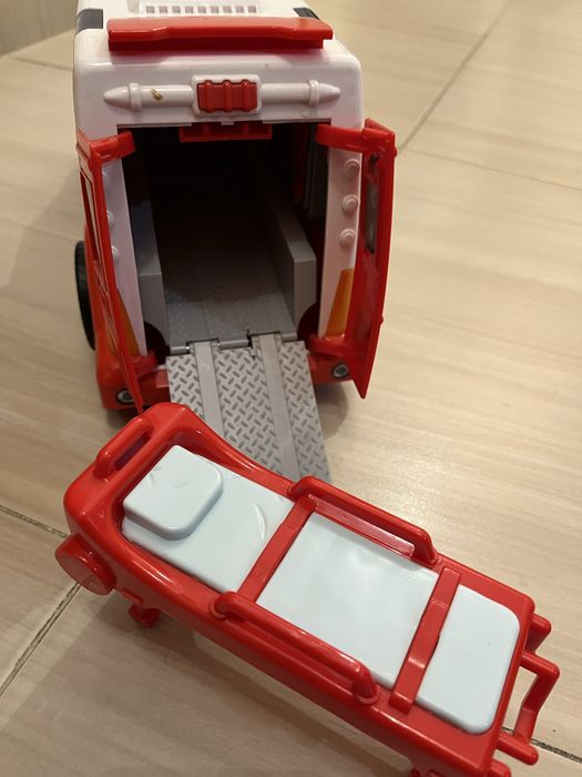 Камион пътна помощ, линейка, военнен камион, багер CAT