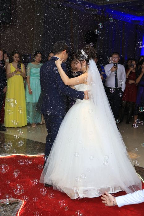 продам свадебное платье с  шубой