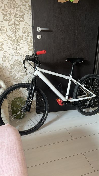 Vand 2 bicicleta  aia cu verde 600 ron si aia alba 450 ron