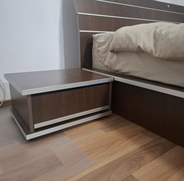 Pat 160×200 somiera, noptiere și  saltea incluse