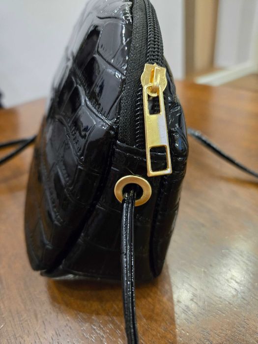 Сумочка лаковая, черная