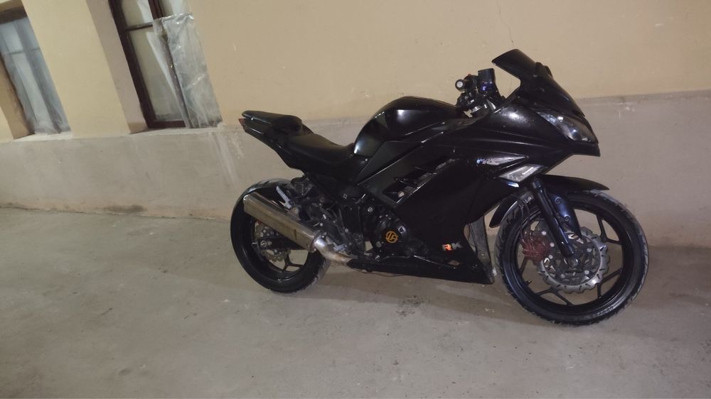 Moto Kawasaki replica. 250cc.
