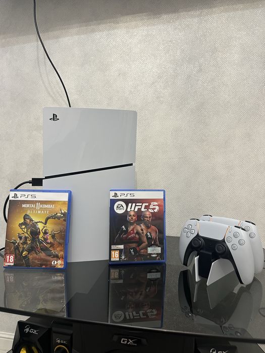 Продам пс5 slim новый почти 1 tb 2 геймпада
