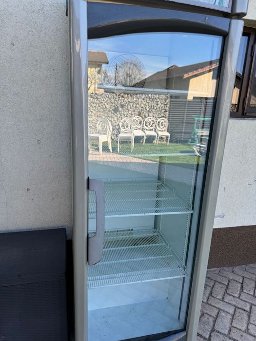 Lada vitrina frigorifica bere suc