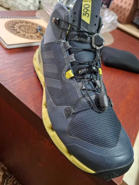 BOCANCI TERREX  cu GORE-TEX  Marime 44, stare foarte buna