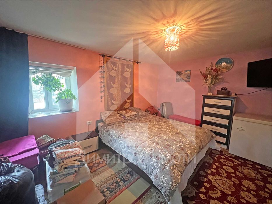 Продава еднофамилна, реновирана къща със 762 кв.м. двор в гр. Плиска.