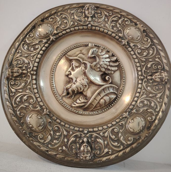 Superb basorelief,tablou din alama masiva  bătut manual ,piesa cu o lucrătură de o foarte mare finețe , dimensiuni 46 cm in diametru