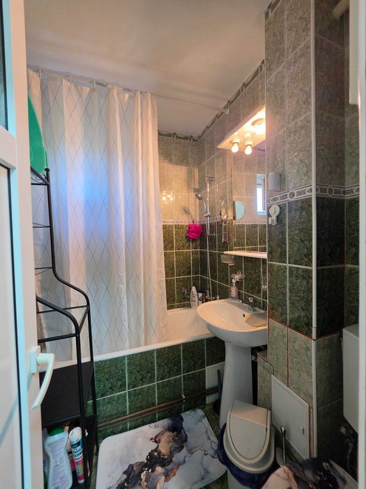 De inchiriat Ap 3 camere semidecomandat, et 4/4, 150 m metrou Crangasi. Doar cu CONTRACT minim 1 an