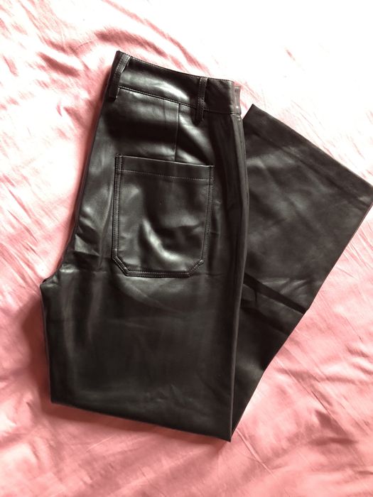 Vand pantaloni piele evazati marimea 38