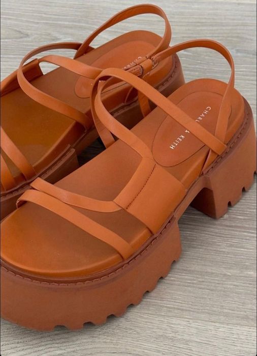 Сандалии на платформе Charles&Keith