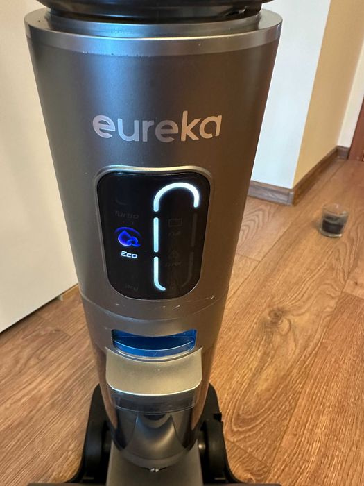 EUREKA вертикална безкабелна прахосмукачка  за мокро/сухо почистване