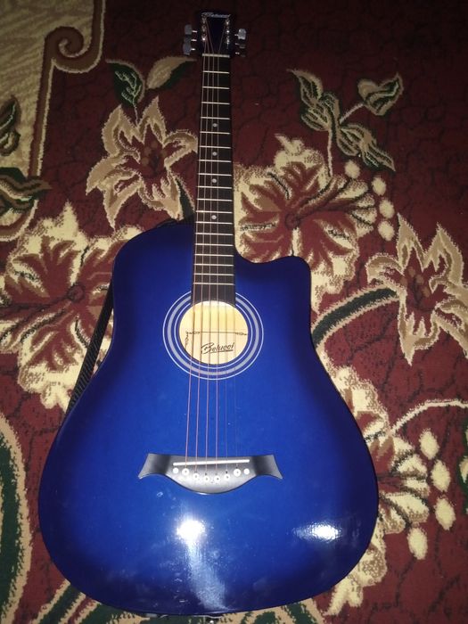 Gitara yangi argenal.