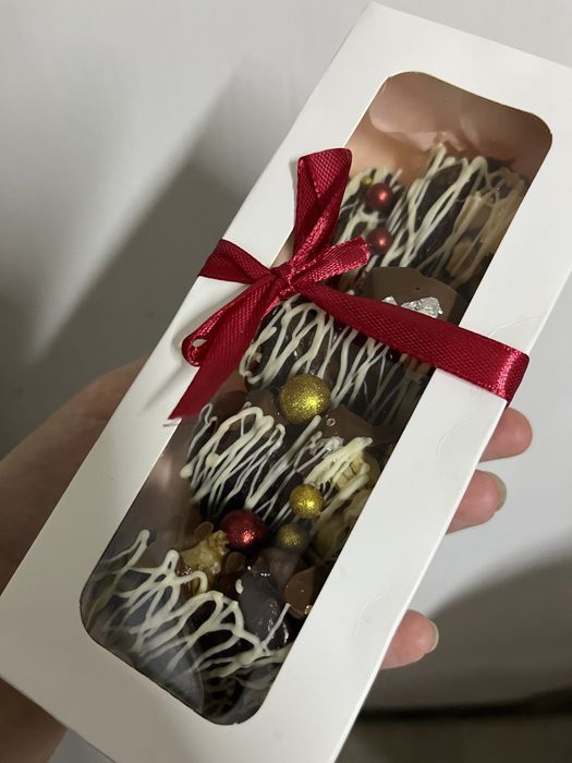 Клубника в шоколаде, финики в шоколаде