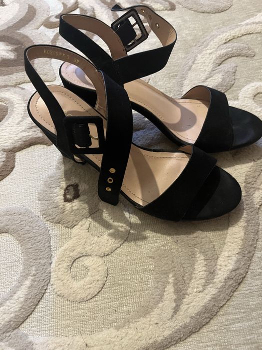 Замшевые босоножки 37р