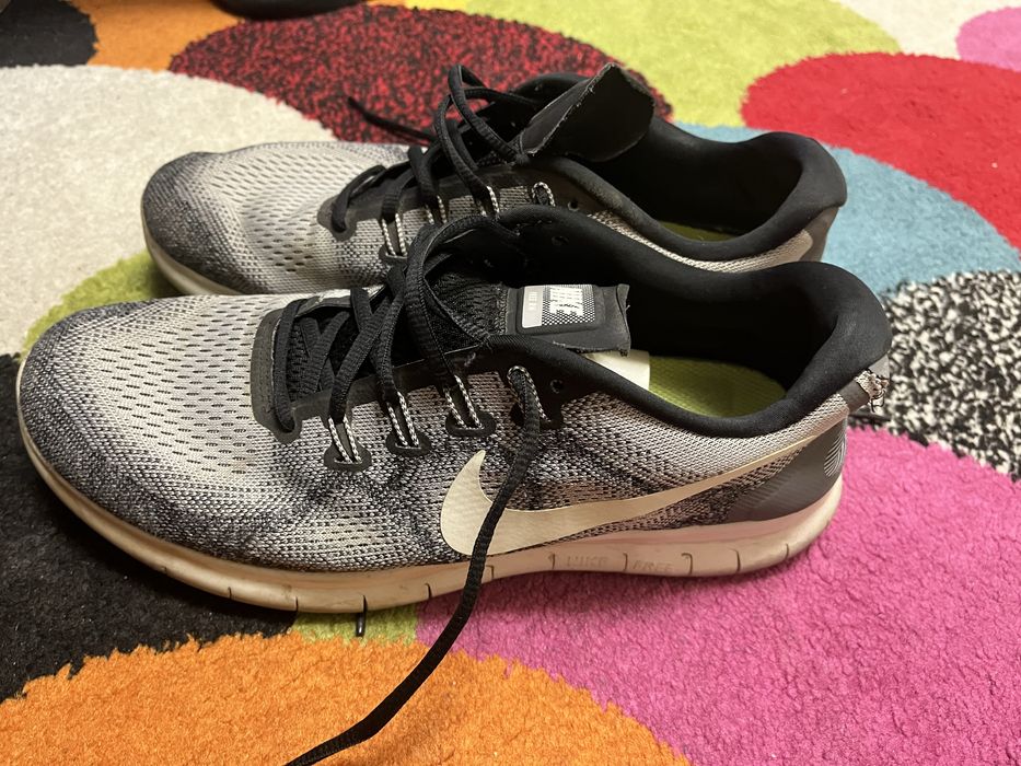 Vând pantofi sport Nike