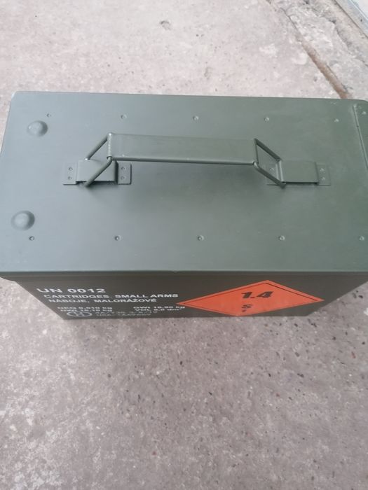 Cutie metalica cu capac etans, ideala depozitare diverse: scule, bani