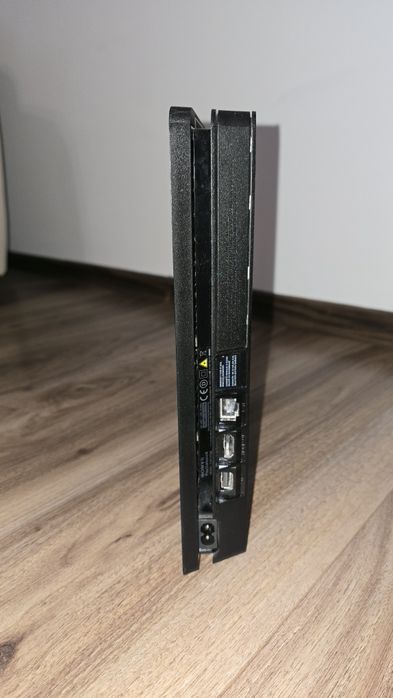PlayStation 4 Slim + Controller + 10 Jocuri + Cabluri