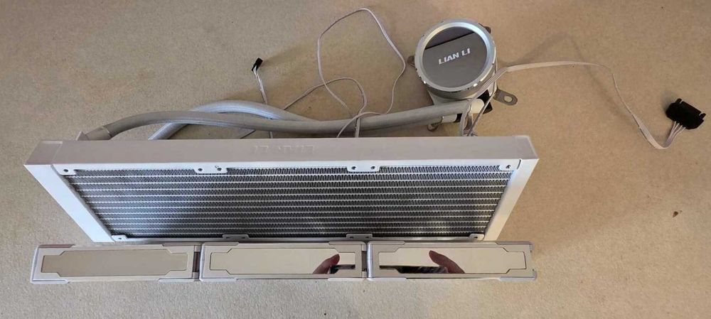 Vând sistem de răcire + ventilatoare Lian Li, alb  în stare foarte bun