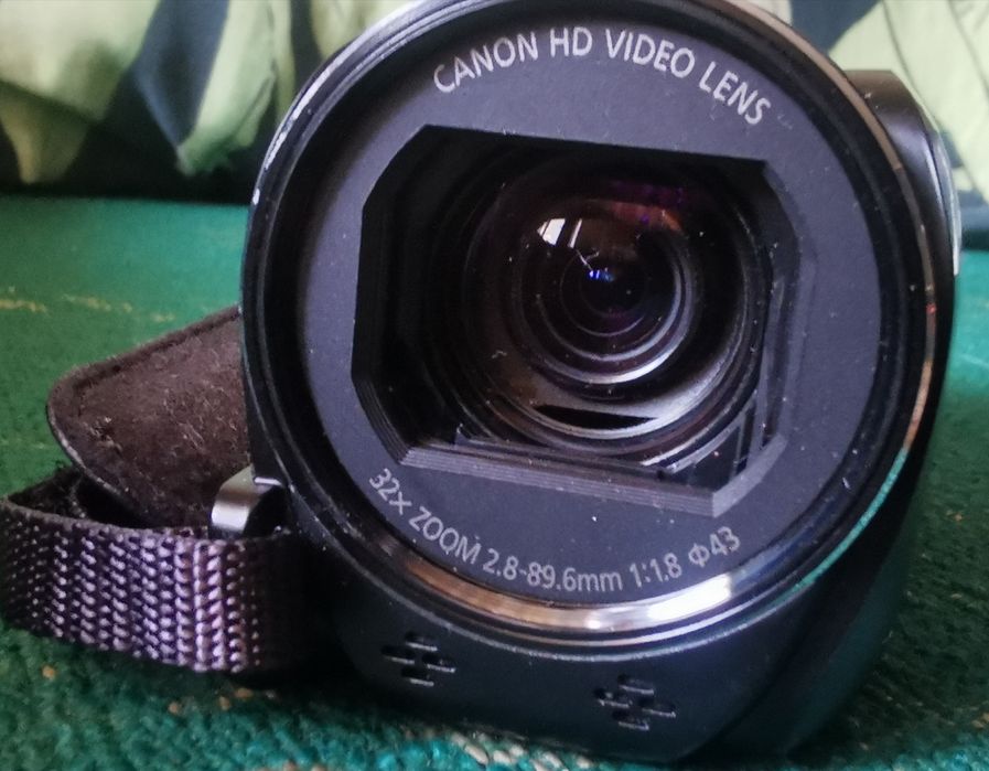 Видеокамера CANON Legria HFr 87