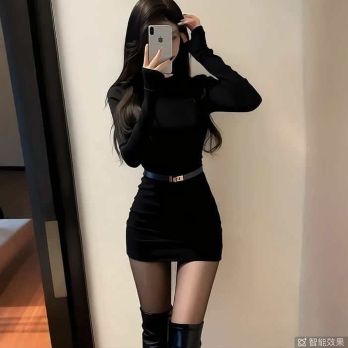 Чёрное облегающее платье с ремнём