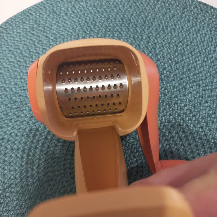 Продам   вазочкии мельничку Мулинекс, новая