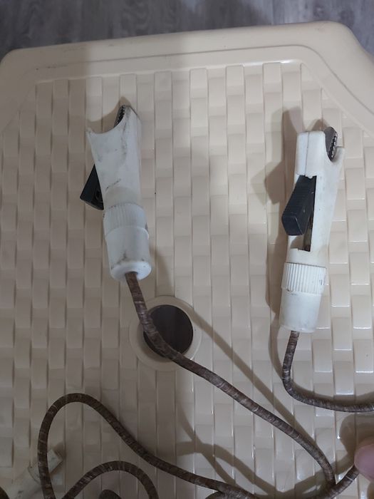 клещи,вольтметр.