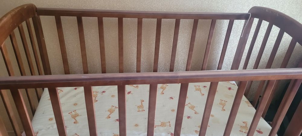 Отдам за шоколад кроватку детскую