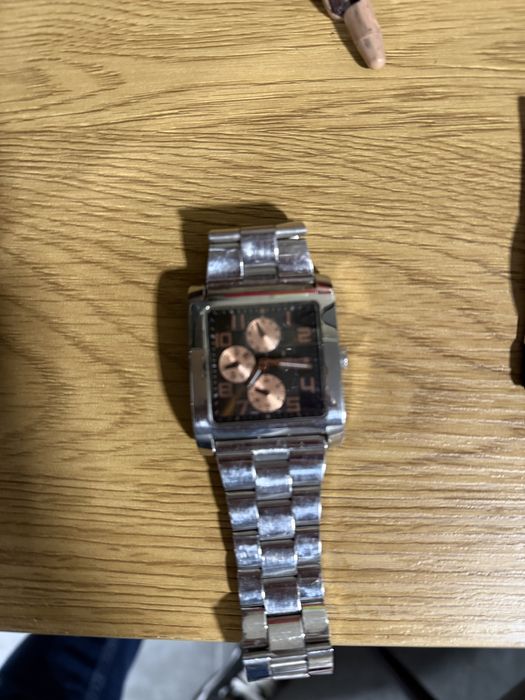 Fesitina с позлатен циферблат