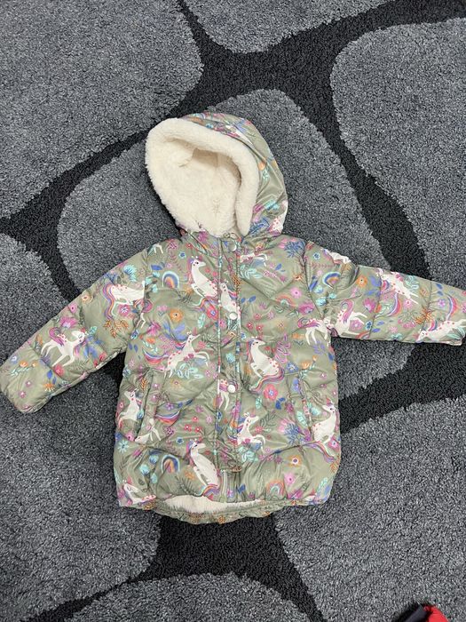 Продам ветровки и куртки для девочки