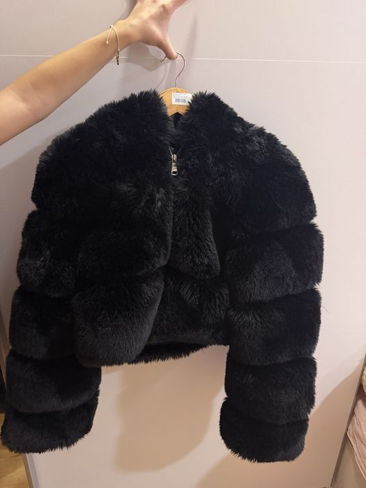 Продавам пухено черно яке