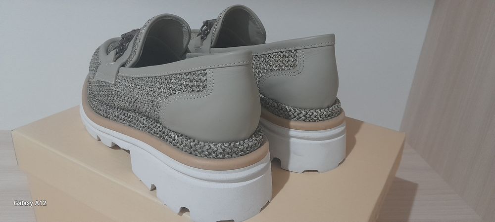 Продаётся женская обувь.