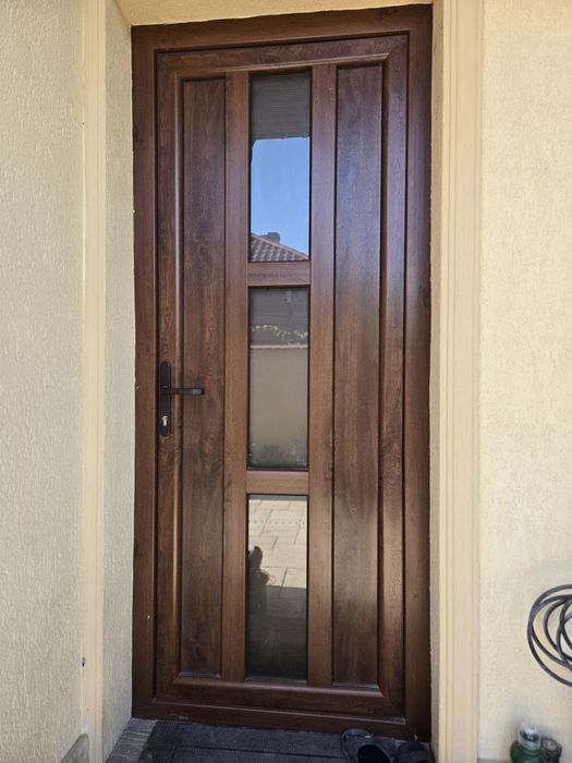 Vând fereastră si ușă intrare