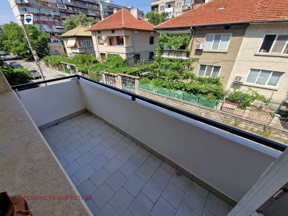 Втори етаж от къща за продажба кв. Родина 2