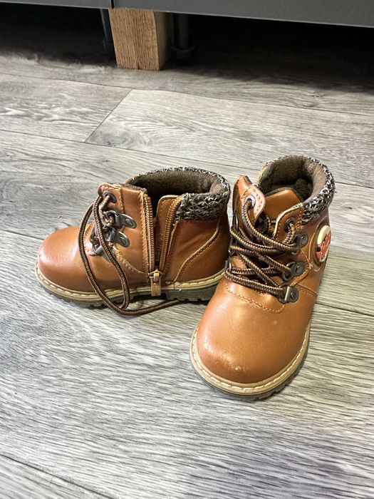 Продам детскую обувь 22-23-25 размера